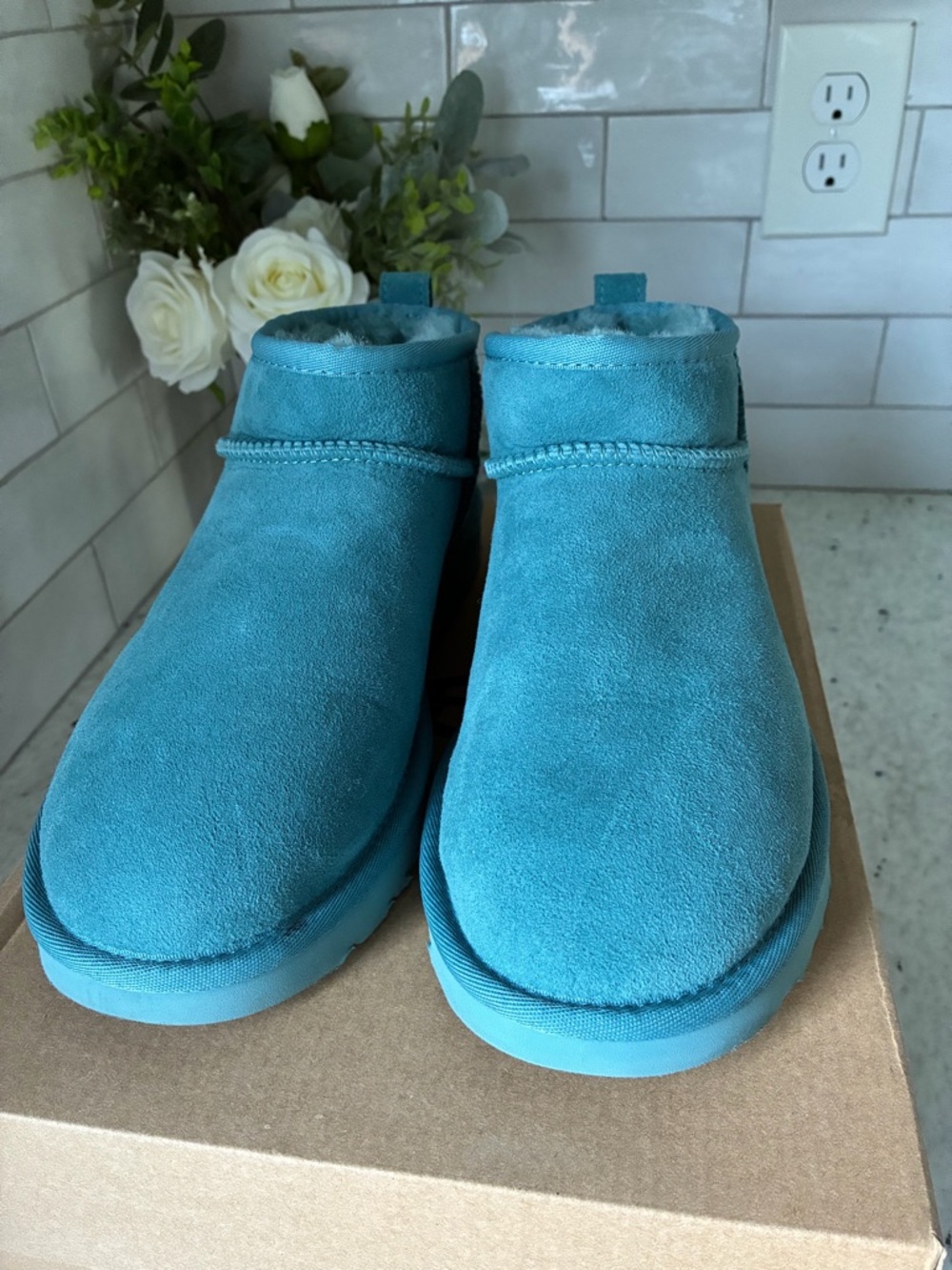 EUC Women’s Uggs Ultra Mini Size 8 Teal Blue
